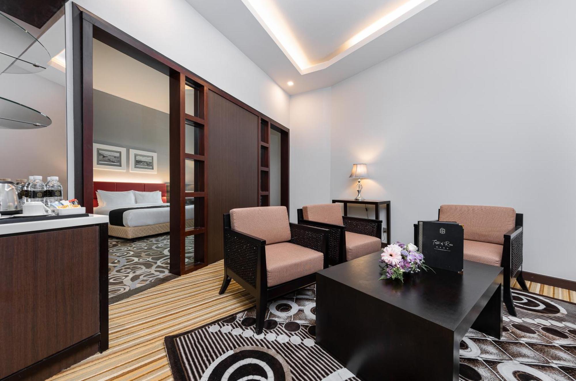 Raia Hotel & Convention Centre Kuching Exterior photo
